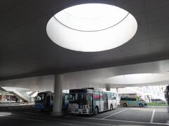 　20分少々で博多南駅に到着。新幹線の回送線路を活用したユニークな博多南線も、開業からはや31年です。
　今や単独で「市」に昇格した那珂川市の玄関口で、バスターミナルも兼ねた交通結節点になっています。
