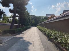 近くに相国寺があり、迷いましたが、最後に寄ることに。
同志社大学の隣です。
とても広い敷地のようで
車を停めるところはあちこちにコインパーキングありますが、どこに停めたら近いのか、また細い道が多く迷ってしまいました。