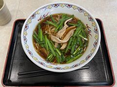 食べられるところで昼食を。
ニラが沢山の乗ったラーメンです。
夫は、これに唐揚げが乗ったラーメンを食べてました。
メニューに「唐」って付いてるのがなんなのか分かんなかったんですよね～。唐揚げだって分かってたらそっち頼んだかも(>_<)。
でも、ニラ沢山は美味しかったです(^^)。