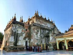 【マヌーハ寺院】(Manuha Temple)
11世紀半ばに、捕虜になったマヌーハ王が釈放された後、建てた寺。
巨大な3体の座像と1体の涅槃像が安置されています。