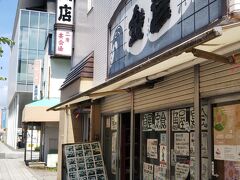 駅に向かって歩いていると、お魚屋さん経営の食堂発見。