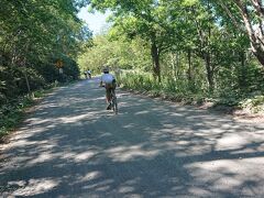 １２：５０
帰りもダート、１１Kmを頑張って走る。

私のSTEPCRUZeちゃん、最高！
って思っていたけれど、スポーツタイプのチャリは流石やったや。

ママチャリと違って体制が前かがみになるからペタルが踏み込みやすく走りやすい。
特に坂道を登るとき感じる。

気分は「ポガチャル」か弱虫ペダルの「坂道」君よ。