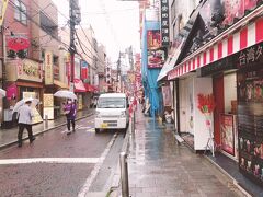 雨の横浜中華街、人影は少ない。