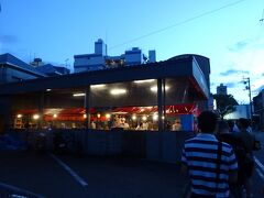 今回の旅は珍しく食べ物チョイスは連れがしている。連れが食べたかったと言う安兵衛に向かいます。グーグルマップの操作が今一な私たちは少し遠回りして辿り着いたら既に長蛇の列。タクシーで乗り付ける方もいますし、歩いて来て行列を見て諦めて他に行く方もいらっしゃいます。