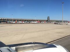 ＜バラハス空港＞

10/2（水）11:35

MAD11:25→LIS11:50　IB3110（所要1時間25分）
日本との時差はマドリード（-7時間）、リスボン（-8時間）

マドリードのバラハス空港は巨大。
ここターミナル４はスペインのフラッグシップ航空会社イベリア航空をはじめ、ワンワールドアライアンスのEU圏からの直行便が利用。
垂直尾翼の赤＆黄色が目立つイベリア航空機だらけは圧巻でした！