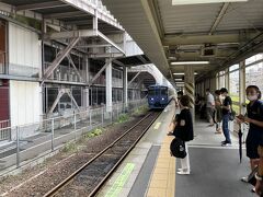 駅には8分前に到着。ホームに降りるとちょうど電車が到着する所だった。