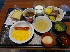 ドーミーインの朝食はバイキングでした。「順番は関係ないのでお好きなものからお取りください。」とホテルの方は言ってましたが途中からの割り込んで取るような取り方は難しいよね。で、手前から取って行った結果何があるのか分からなかったので卵だらけの朝食になりました。もちろんビニール手袋でのチョイスです。
テーブル席に座ろうとしたら「お一人でしたらカウンター席のご利用をお願い致します。」と言われたんですが「連れが今来ます」と答えて座った後に隣にお一人がいらしてテーブル一杯に次々と食べ物を運んできて並べだした。「１人かな？」と連れと話したら後からは誰も来ず黙々と食べ始めたんですがこんなに食べられるのかしらと圧倒されながら食事を終えて席を後にしました。