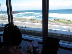 窓席は白兎海岸が見えます
日本海なのでここはいつも波が荒々しいです