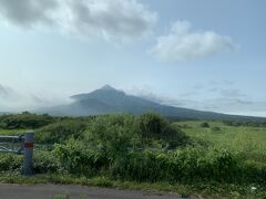 観光バスのスタートは沓形の宗谷バスターミナルだけど、ここから乗車したのは私たちも含めて3人だけ。
なので席は選び放題。
席は海側と利尻山側どちらにするか？となったけど海側を選択。
でもしばらくは３人なのでバスが止まったタイミングでちょこちょこ移動(笑)。
今日は利尻山も見える！
昨日のおじさん嘘つきじゃなかった！
今日はいっぱい利尻山見えるかな？