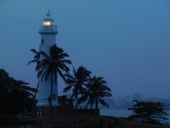 昼過ぎにキャンディを出たが、ゴールについたのは夜。

ゴール名物灯台も、夜霧にかすんでいる。