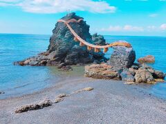 三重県・伊勢市
夫婦岩

思っていたより大きかったけど最初気づかなかった&#128517;
めっちゃ交通費と時間をかけて来て良かったか？う～ん?
でもお天気良かったし他に行くとこも思い浮かばなかったから良かったかな。多分この辺りに来ることはもうないと思うし。行ける時に行くのが&#128582;