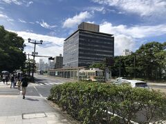 広島も路面電車が走ってるぅ～！
そこは駅になっていました
そしてこの写真の左に見える緑のところに向かいます