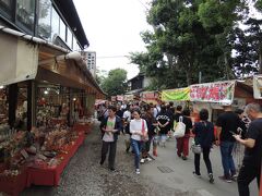 神幸道にある裏参道の赤鳥居から石鳥居までの間には、午前中よりもたくさん出店が出ていました。人の流れも多いです。