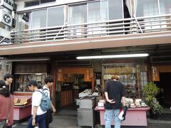 鯖寿司やうどんなどもあり、こちらも鶉や雀を食べることのできる日野。
伏見稲荷参道商店街に着いた時はシャッターが閉まっていたんですが、お昼の時間ということもあり開店されていてお客さんでいっぱいでした。