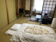 お部屋に案内してもらって、気が付きました　お風呂もお手洗いもない　あうう　ちゃんと見てなくて予約しちゃった…　お風呂はいいとして、お手洗いはいちいち面倒ですね