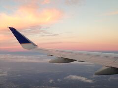 ダラス・フォートワース空港からワシントンDC（ダレス）へ向かいます。
綺麗な夕焼けです。