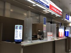 新千歳空港でレンタカーを借りました。
大手のレンタカー屋さんは空港内にカウンターがあり、送迎バス乗り場も近くにありました。営業所まではバスで10分位でした。