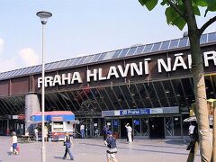 チケットも旅行会社作成の日程表も着駅はホレショビツェ(Praha-Holešovice)だったものの着いたのは本駅(Hlavní nádraží)。
えええ？なんで？

ず～っと洪水の影響でこっちの駅に！と思ってたんですけど、ウィーン→プラハの移動って通常、着はプラハ本駅のようで…。
まあ、いずれにせよ、ホテルまで歩いて行ける！と大コーフンして、ゴロゴロとスーツケースを引っ張っていったのでした。
