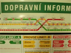 地下鉄の駅に行ってみたら、なんと閉鎖中。
プラハ本駅やバーツラフ広場あたりは全て運行停止だったのでした。
ありゃー。
と、この写真を撮っていたら、駅の係員がトラムの代替え地図をくれたのでした。よかった。助かる！

今ならiPhoneで検索すれば公共交通機関のサイトでサクっとわかるとは思うんですけど、iPhoneの登場は2007年だそうで。この時点からすると5年も未来の話。
まだまだアナログの時代です。