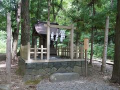 春宮西側には砥川という清流が流れており、中央にある浮島は、どんな大水にも流されたことがないため、下社の七不思議のひとつに数えられています。中ほどに浮島社というお社がありました。
