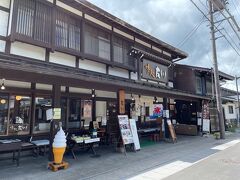 お昼頃に飛騨市の古川に到着。
なんの情報もなくただただ飛騨牛が食べたくて入ったお店ですが、君の名はで主人公瀧君のバイト先の憧れのマドンナ、奥寺先輩と友達の司君が五平餅を食べた場所として紹介されているお店らしいです。
帰宅してから知りましたが。