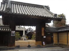 　京都興正寺の証秀上人が「荒芝地」を銭百貫目で購入。近隣の有力者８人を集めて興正寺別院を建立しました。