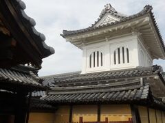 　興正寺別院に並んで慶長８年建立の妙慶寺。立派な太鼓楼があります。