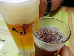 函館駅に到着してすぐに朝市やどんぶり横丁を見学して、きくよ食堂へ。
夫はすぐにビール！わたしも飲みたかったのですが、この後スイーツも食べる予定なので烏龍茶で我慢(^^;)
