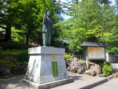 「上杉神社」の本殿の正面に「上杉鷹山公之像」がありました。上杉鷹山は謙信の子孫で米沢藩の9代目藩主だということです。
