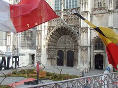 窓から大聖堂を見下ろして