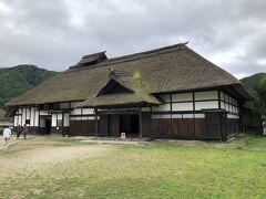 高倉神社に参拝した後は大内宿の中心部に戻り、次に大内宿町並み展示館に行きました。