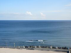 鎌倉プリンスホテルに戻って窓の外を見ると、今日は綺麗な湘南の海が見えました。