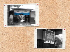 八木邸のお隣に京都鶴屋という和菓子屋さんがあり、駐車場もあります。和菓子屋さんで抹茶と和菓子付き入場券を購入して、八木邸を見学します。入場券を購入すると駐車場の割引券ももらえます。
八木邸の中は靴を脱いで見学しました。中に入るとガイドの方が丁寧に八木邸について案内してくれます。
私たちは、見学後に、京都鶴屋の抹茶と和菓子をいただきました。夏なので、冷たい抹茶がとても美味しかったです。
京都鶴屋では、新撰組グッズも販売していました。