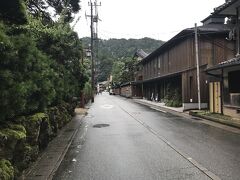 城崎温泉の町並み。
一の湯を超えてからの、城崎温泉の温泉情緒。

一の湯を過ぎると旅館街になり、日帰り観光客の姿はまばらになった。この先は、まんだらの湯（左手の脇道に入る）と温泉寺。

