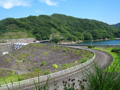 せっかくなのでダムの方まで歩いてみました。
向こう側に温泉地があるらしく、ダムの上は普通に通行できるらしいです！