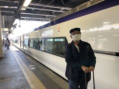 朝、出発駅のみどりの窓口で切符を購入した。
あずさ号を使って中央線で松本を目指すのだが、指定席券は中央線なのに、乗車券はなぜか、信越線で長野経由になっている。当然料金も高い。
乗り換えの立川駅のホームで駅員のTさんに相談したところ、切符をタブレットで撮影しテキパキと段取りを取ってくれた。結果は後刻連絡するとのこと。