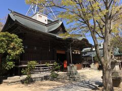 女鳥羽川の北にある四柱神社は、明治になって創建された神社。
天地開闢とともに生まれた天乃御中主神をはじめとする造化三神の三柱に天照大神を加えた四柱を祀っている。
明治にはじまる国家神道の権化のような神社だ。