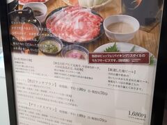 確かに、食材とか健康的そうですが、やっぱり直接に漢方の理論が生かされているわけではありません。



ブルックスコーヒーでは、漢方の概念を多少取り入れた健康食品飲料を、慶応大学湘南藤沢キャンパスのグループとともに開発したりもしています。

しかし、これは、あくまでも「概念を多少取り入れた健康飲料」であって、実際に、じゃぁ漢方薬が必要になった時漢方薬を飲んでもらおう、と言うことにつながるのかどうかは未知数だと私は感じました。

つまり、ブルックスコーヒーの社長さんは、イベントで「私、今まで漢方薬と聞くと、難しい医学で何か難しそうなイメージがあったけど、こうした健康食品としてその一端に触れることができるとイメージが変わるんじゃないか」という話をしていたわけです。
しかし、患者として、私は大学病院で煎じ薬を出されていますが、その立場からすると、「漢方薬って薬の中でも健康食品とかに近いんでしょう?」みたいな誤解を持っている人が多いことも実感します。鍼灸に関しても然りで、高度な医療として私は鍼灸の治療を受けておりますが、一方で、「鍼灸と言えばリラックスマッサージみたいなイメージであるとか、「医学としてではなく美容鍼灸なら私は受け入れる」と言う人がいたりするなど、微妙なイメージの問題がつきまといます。
実際、例えば事業仕分けの時も、漢方薬とうがい薬が同じ俎上に乗せられました。漢方薬には専門医が認定される制度があるのに、うがい薬にはそんな制度はありません。それほど必要とされる知識が異なる薬なのに、一緒にされてしまうわけです。

これもまた実態だと思います。そんな中で、この「健康飲料」と言うカテゴリーを通して漢方薬への関心を喚起したい、と言う目的がどこまで達成されるのか、私は見守りたいと思っています。そして、懸念もあります。