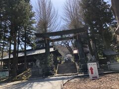 諏訪大社上社前宮の一の鳥居。
鳥居を抜けて進んでいくと、民家や畑の続く田舎道に出てしまった。
あれ、本殿はどこ？
