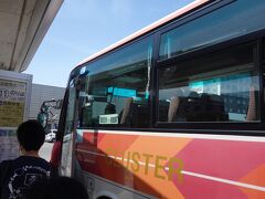 函館駅前から13:00発の空港シャトルバスに乗りました。