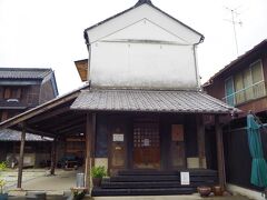 こちらの歴史的建造物はパン屋さん「パン工房 KURA」