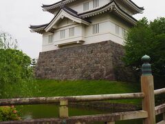 ［忍城の花手水］
櫓と花手水を一緒にパチリ