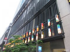 コレド室町、いつもは七宝柄の灯りが、今日は万国旗。