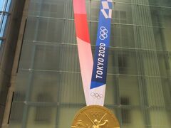 日本橋三井タワーには、巨大な金メダル。

比べるものがないからわかりにくいけど、メダルが直径２.５メートル、リボンもいれると高さが１６メートルもあるんだって。

４階建てのビルぐらいの高さ？