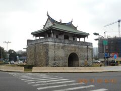 高雄市永清国民小学校から左營大路を南に数分進むと鳳山県旧城の南門がロータリーの中央に建ってました。北門は城壁と一体でしたが南門は単独の立派な門でした。