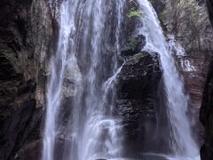 「雨竜の滝」。
この水は「竜吐水」と呼ばれるそう。


落差は20ｍらしい。

入り口から、6歳の子供と一緒で約30分。
写真も撮らず、さっさといくなら、大人の足であれば20分ほどじゃないでしょうか。