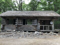 麓郷の森に車で移動
丸太小屋
ドラマでは火事で焼失してましたが、
火事シーンは別の建物だったようですね。