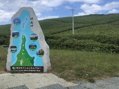 神威岬へ行ってきました。
せっかくだから、積丹ブルーを満喫したくて、先端まで歩きました。
子どもは途中で挫けそうになるくらい、長い道のりでしたが、なんとか先端まで行くことができました。道幅が狭いところやアップダウンもあるので、少し覚悟が必要です。お昼前後天気が良いと直射日光なので、水分や帽子は必要だと思います。