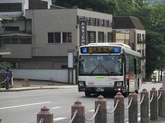 普通の路線バスみたいなのが来た。

既に満席で立ちっぱなしに・・・

いろは坂の登りがきついよ～。