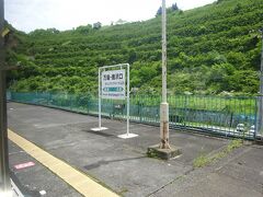 万座・鹿沢口駅。
この駅で折り返す電車も多く、本数が増える。
かつては特急電車の終着駅でもあったが、現在は普通電車しか来ない無人駅。